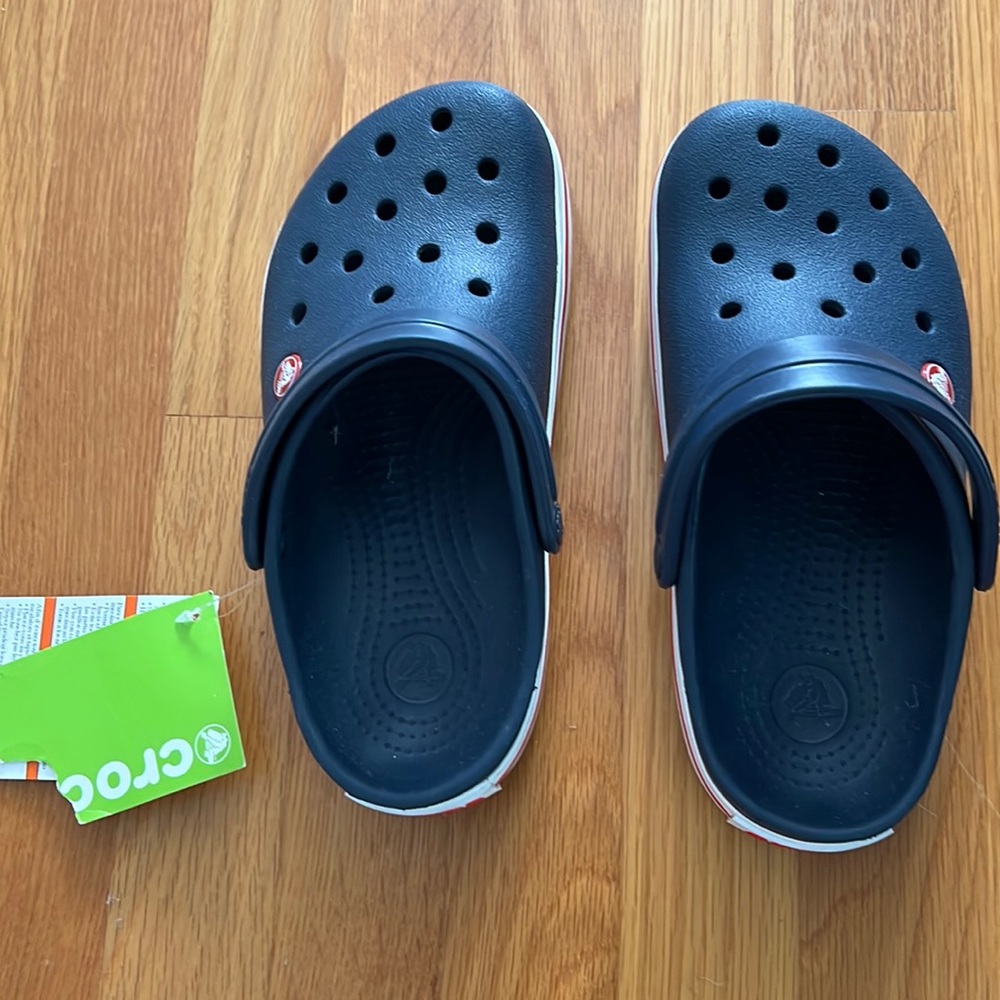 NWT NAVY CROCS SIZE M4 W6 Red and White Stripe